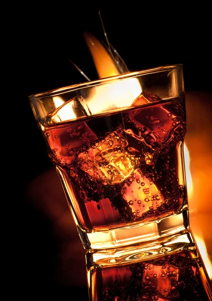 Cola con whisky en vidrio y fuego negro — Foto de Stock