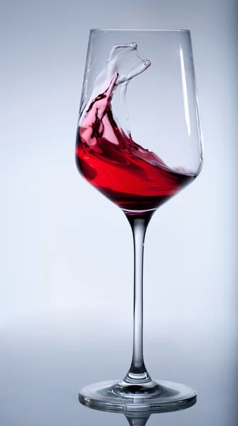 Red wine splashing in the elegant glass. Clipping path — Stock Photo, Image