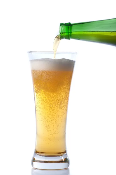 Bira şişe cam içine beyaz dökme. — Stok fotoğraf