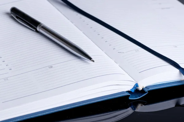 Notebook en pen in samenstelling close-up — Stockfoto