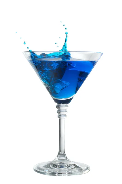 Cocktail met splash geïsoleerd op wit blauw — Stockfoto