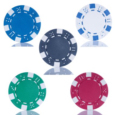 Beyaz arka plan üzerinde izole beş poker fişleri