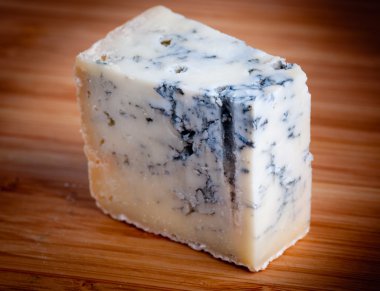 ahşap zemin üzerinde mavi peynir