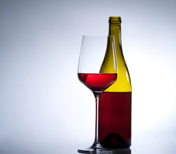 Copa de vino tinto y una botella — Foto de Stock