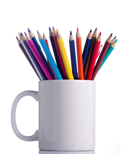 Crayons de différentes couleurs dans la tasse . — Photo