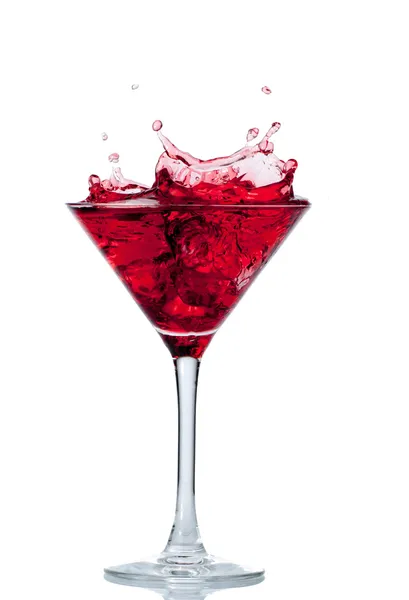Красный коктейль с брызгами — стоковое фото