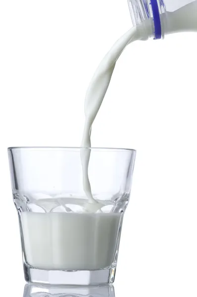 Skvätt mjölk i glaset — Stockfoto