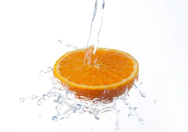 Splash de laranja e água sobre um fundo branco — Fotografia de Stock