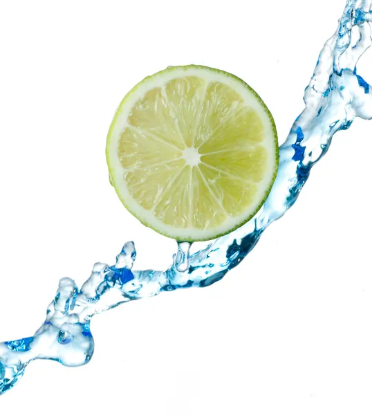 Limão e água respingo sobre um fundo branco — Fotografia de Stock
