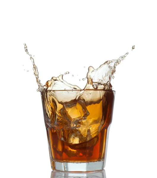 Whisky-Splash isoliert auf weißem Hintergrund — Stockfoto