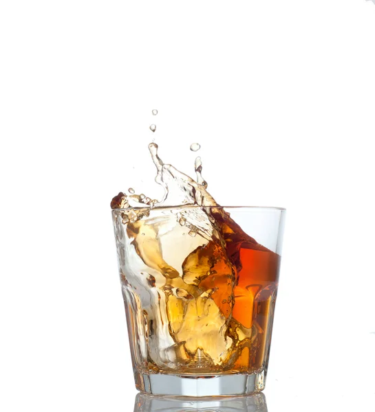 Whisky-Splash isoliert auf weißem Hintergrund — Stockfoto