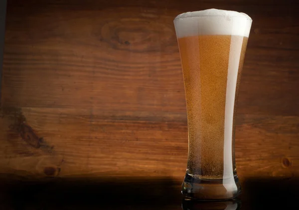 Szklanka piwa na tle drewna z lato — Zdjęcie stockowe