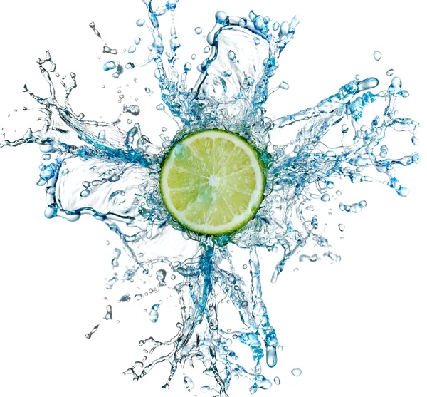 Limão e água respingo sobre um fundo branco — Fotografia de Stock