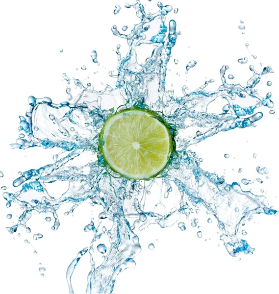 Lime e spruzzi d'acqua su uno sfondo bianco — Foto Stock