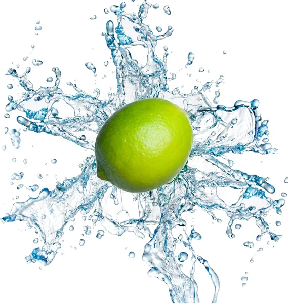 Limão fresco com água espirrando em branco — Fotografia de Stock