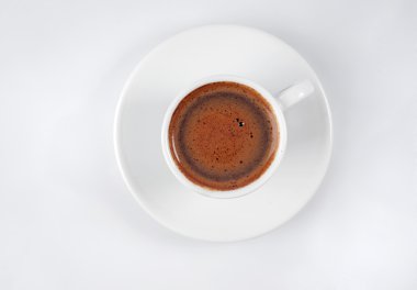 uçan daire üzerinde beyaz Seramik Kahve kupa. Üstten Görünüm.