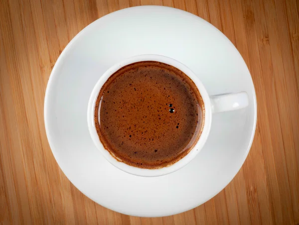 White ceramic coffee mug on the saucer. Top view. on wooden. — Stock Photo, Image