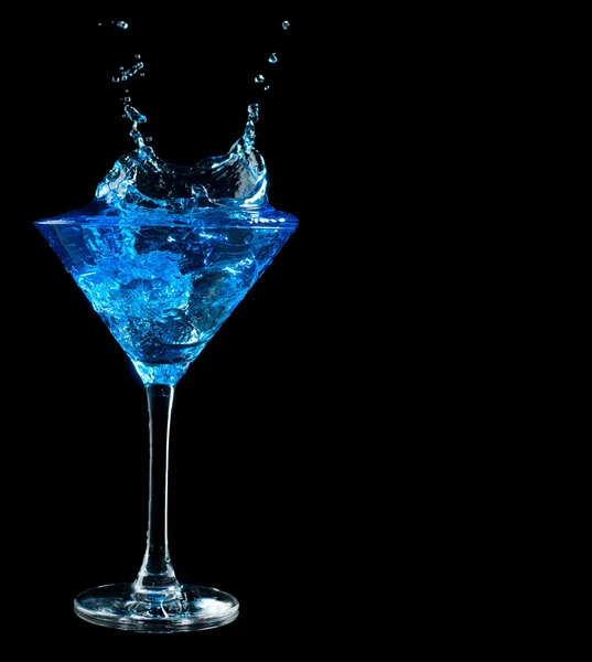 Cocktail spatten in glas op zwart blauw — Stockfoto