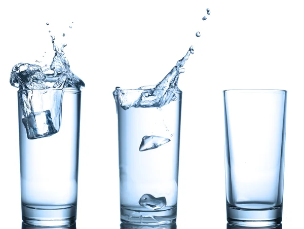 Salpicadura de agua en vasos aislados en blanco —  Fotos de Stock