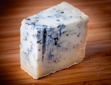 ahşap zemin üzerinde mavi peynir