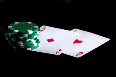 İki as yüksek siyah masada çipleri