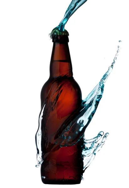 Botellas de cerveza fría con salpicaduras de agua — Foto de Stock