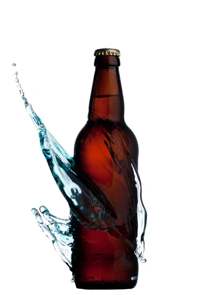 Botellas de cerveza fría con salpicaduras de agua — Foto de Stock