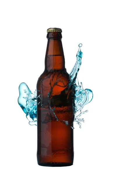 Botellas de cerveza fría con salpicaduras de agua — Foto de Stock