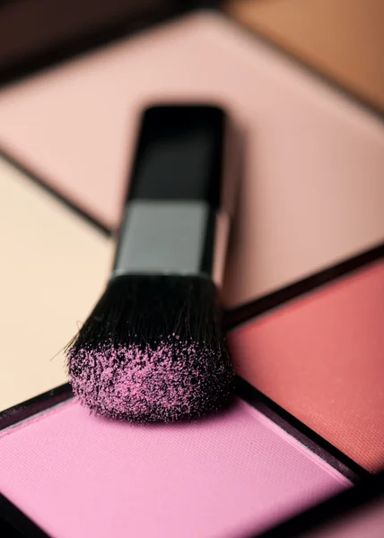 Makeup brush and cosmetic powder close up — Stock Photo, Image