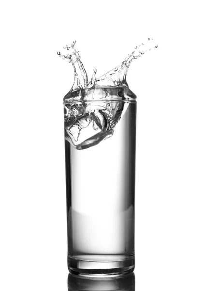 Wasser spritzt aus Glas — Stockfoto