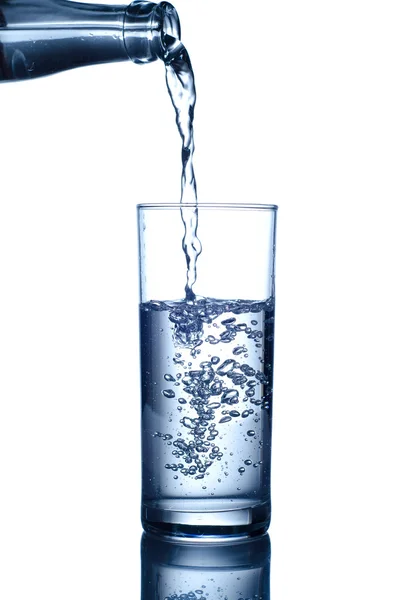 Wasser gießt in Glas isoliert auf weiß — Stockfoto