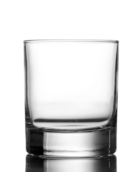 ウイスキーは白い背景の上に空のグラス — ストック写真
