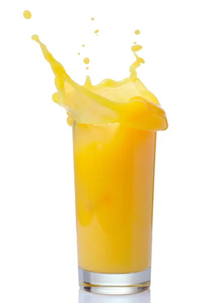 Salpicadura de jugo de naranja sobre un fondo blanco . — Foto de Stock