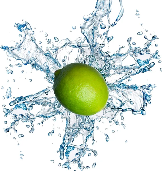 Limão fresco com água espirrando em branco — Fotografia de Stock