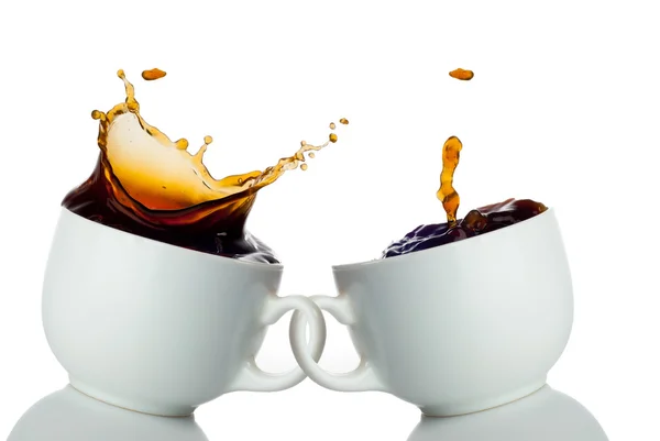 Δύο φλιτζάνια καφέ τη δημιουργία πιτσιλιές. σύμβολο αγάπης — Φωτογραφία Αρχείου