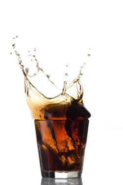 Beyaz arka plan üzerinde izole sıçrama ile buz cola içecek