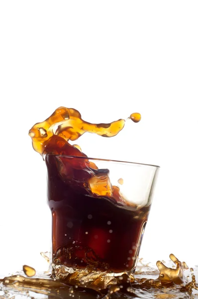 Boisson cola glacée avec splash — Photo
