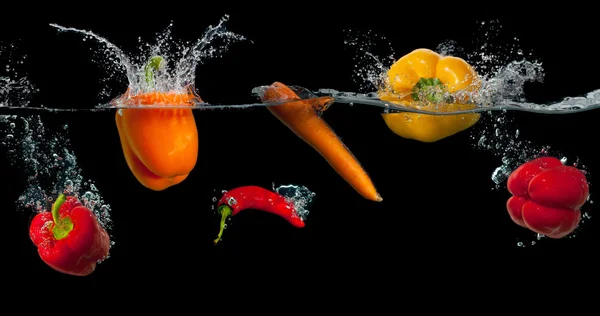 Frisches Gemüse im Wasser plantschen — Stockfoto