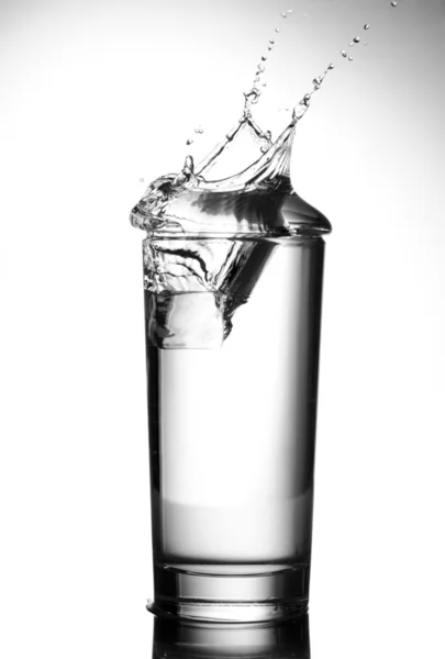 Vattenstänk från glas — Stockfoto