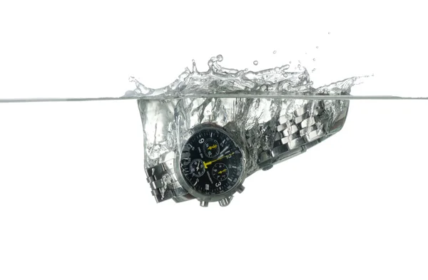 Розкішний годинник, хронограф бризкає у воді — стокове фото