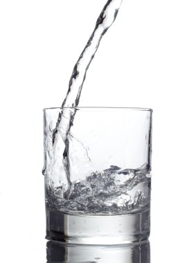 Beyaz arka planda bir bardağa su dökmek