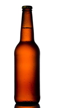 Beyaz bira şişesiyle su damlaları