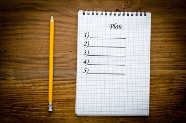 pencile ahşap zemin ile siyah notebook