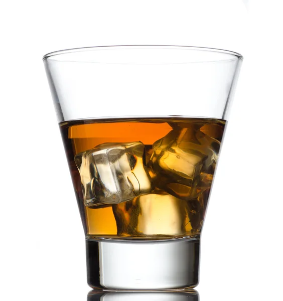 Whiskey geïsoleerd op wit — Stockfoto