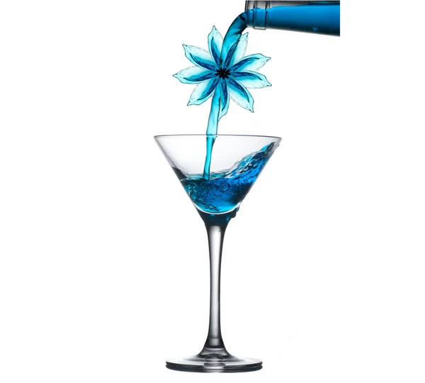 Cocktail mit Splash in Form von Blume — Stockfoto