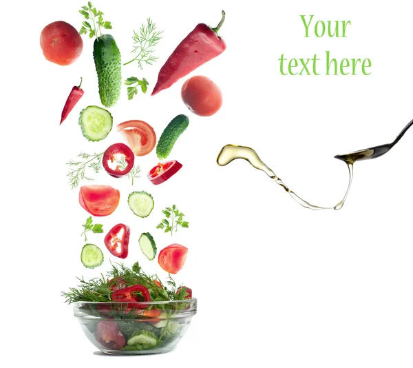 Sinkende frisches Gemüse für einen Salat. — Stockfoto