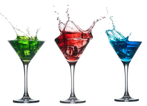 Cocktail spatten in glas op wit rood — Stockfoto