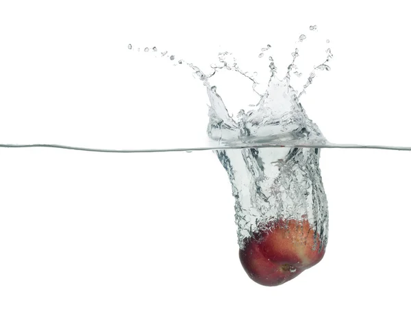 En gul persika droppe i vatten med stänk — Stockfoto