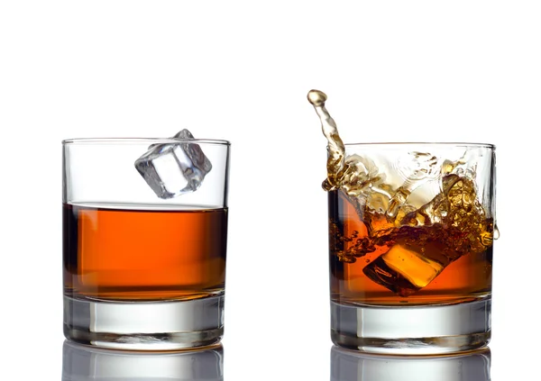 Whisky splash na białym tle na białym tle — Zdjęcie stockowe