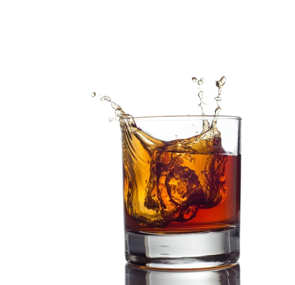 Whisky salpicadura aislada sobre un fondo blanco — Foto de Stock